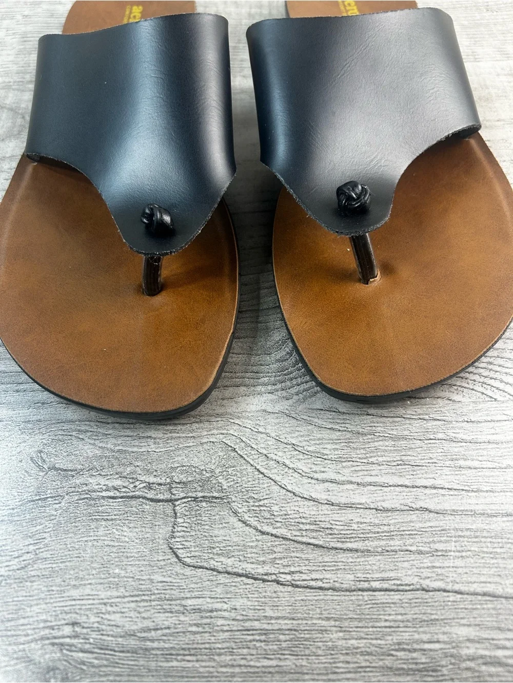 Aerosoft Women’s Size 10  Black Leather Toe-Post Sandals Casual Comfort